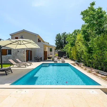 Alloro With Pool *