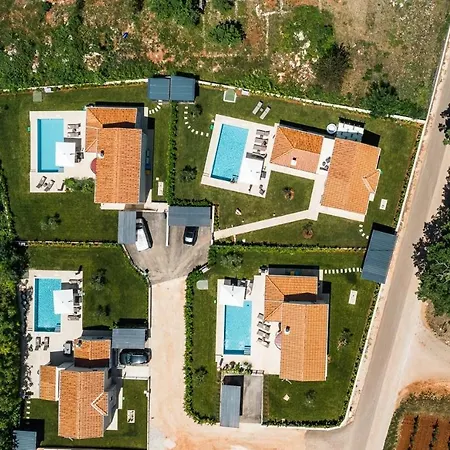 Vila Alloro With Pool *