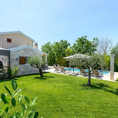 Villa Alloro With Pool *