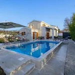 Alloro With Pool וילה