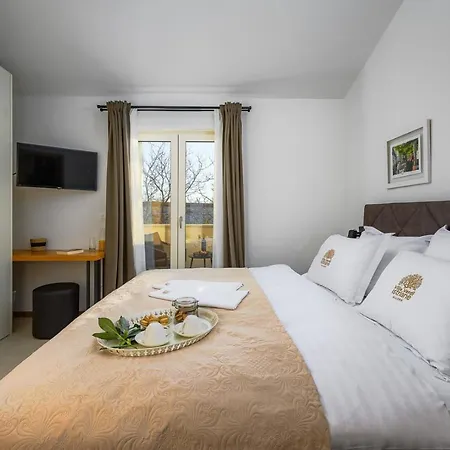 Alloro With Pool Muntrilj