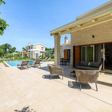 Vila Alloro With Pool