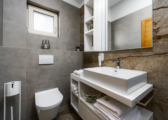 Alloro With Pool Vila Muntrilj