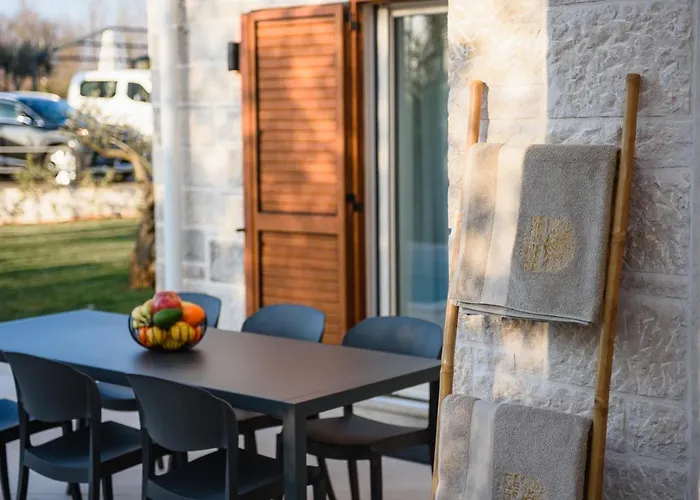 Alloro With Pool Vila *