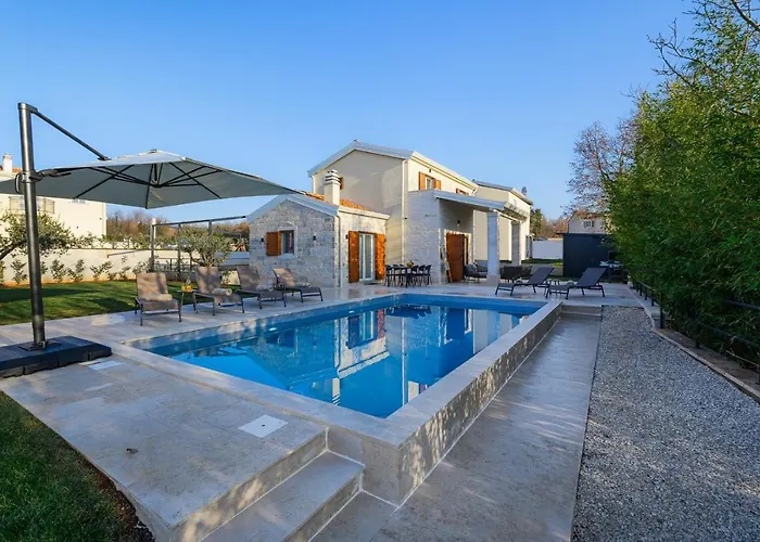 Alloro With Pool Vila