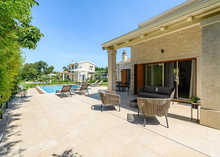 Vila Alloro With Pool