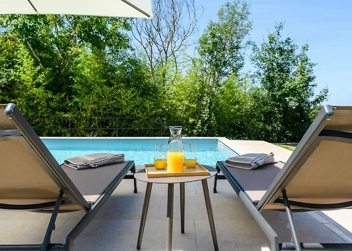 Alloro With Pool Vila Muntrilj